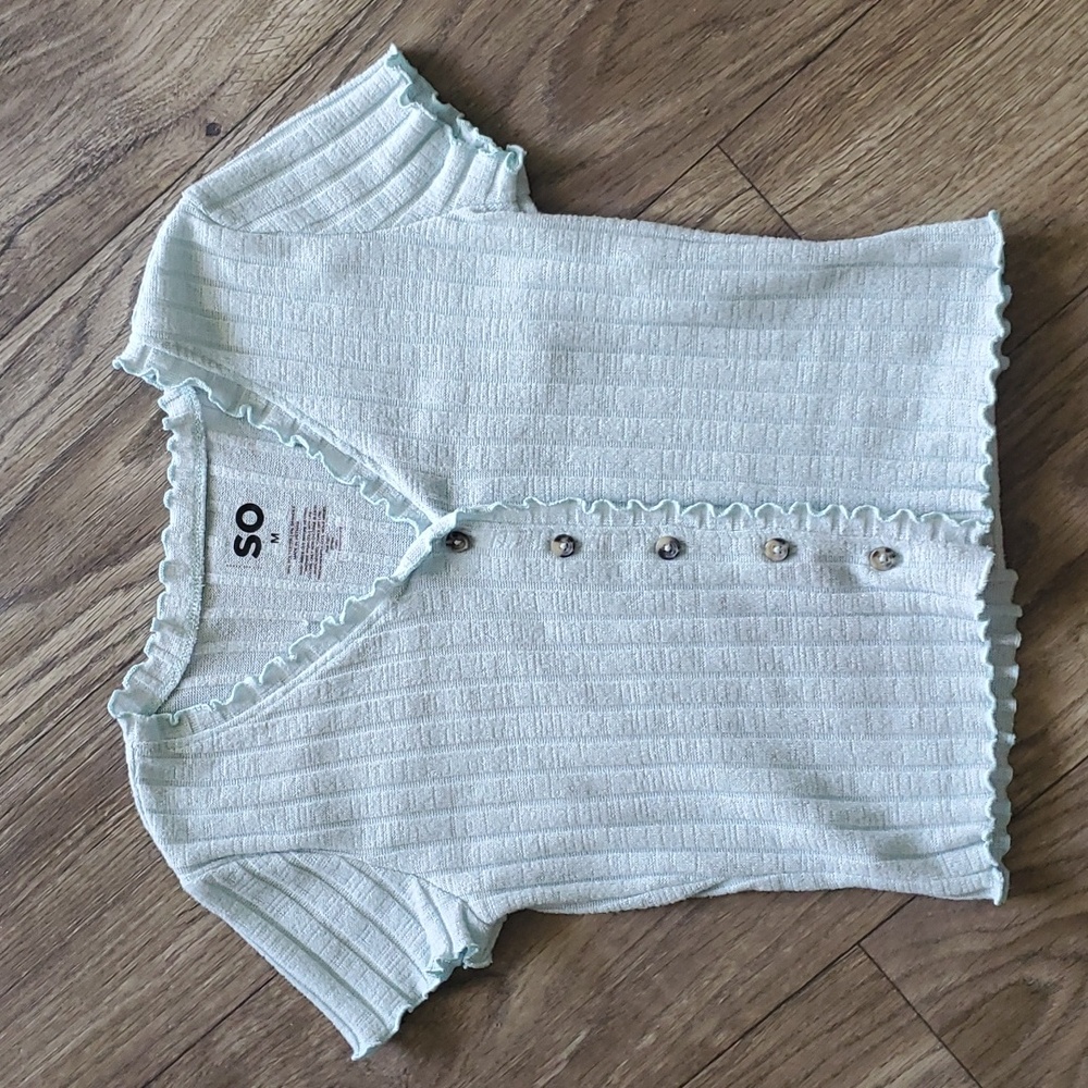 EUC SO Cropped Top with Buttons Short Sleeve Size Medium Juniors